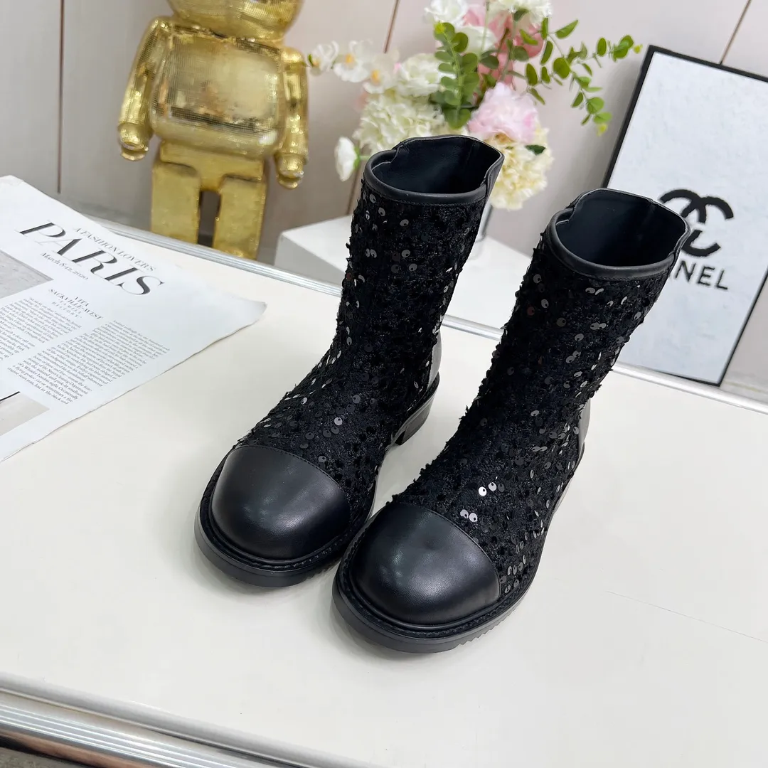 👟👟Ex-factory price 720👟👟 High version of Chanel CHANEL, 🌞🌞🌞Xiaoxiang’s latest 2025 autumn and winter short boots, a must-have item for this autumn and winter season! ! Ms. Chanel loves simple yet irresistible combinations to show her unique style. Mix and match freely to shine⚡Follow Grandma’s fashion steps! ! ! The top-notch craftsmanship and texture are perfectly presented. No matter any details, you can compare them with the counters. The best quality products can be entered and exited from the counters at will! ❶Fabric: imported sheepskin with customized fabrics ❷Lining: sheepskin lining ❸Foot pads: sheepskin ❹Outsole: original molded sole ❺Heel height: 3.5cm ❻Boot shaft height: total height 7 inches ❼Number: 35-40 (40 and 41 are customized and cannot be returned)